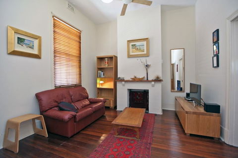 Art On Attfield - Cute Heritage 1 Bedroom Stone Cottage - Accommodation Rockhampton 1