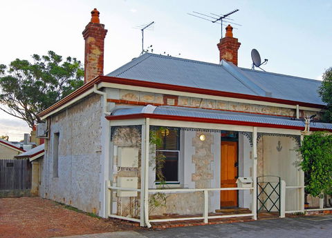 Art On Attfield - Cute Heritage 1 Bedroom Stone Cottage - Accommodation Rockhampton 0