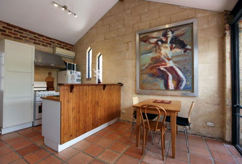 Art On Attfield - Cute Heritage 1 Bedroom Stone Cottage - Accommodation Rockhampton 3
