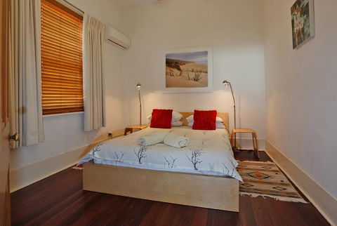 Art On Attfield - Cute Heritage 1 Bedroom Stone Cottage - Accommodation Rockhampton 2