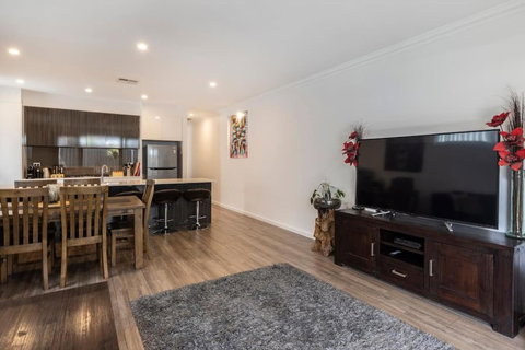 Luxury Home In Christies Beach With King Bed, NBN, Netflix, 3Bed 2Bath - Accommodation Rockhampton 1