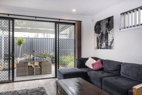 Luxury Home In Christies Beach With King Bed, NBN, Netflix, 3Bed 2Bath - Accommodation Rockhampton 2