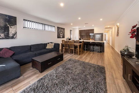 Luxury Home In Christies Beach With King Bed, NBN, Netflix, 3Bed 2Bath - Accommodation Rockhampton 3