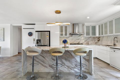 Luxury Spacious 3-bedroom Suite On Exclusive Lansell Rd, Toorak - Accommodation Rockhampton 0