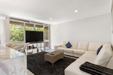 Luxury Spacious 3-bedroom Suite On Exclusive Lansell Rd, Toorak - Accommodation Rockhampton 1