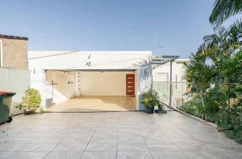 Luxury 3 Levels Villa With Spa, Pool And Gym - Accommodation Rockhampton 3