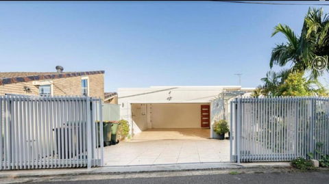 Luxury 3 Levels Villa With Spa, Pool And Gym - Accommodation Rockhampton 1