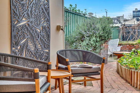 Main Street Terrace - An Elegant Urban Escape - Accommodation Rockhampton 1