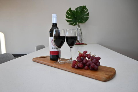 Mawson Red - Free Pool Access -Onsite Parking-Netflix-5 Mins To Mawson Interchange - Accommodation Rockhampton 0