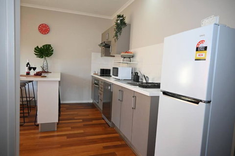 Mawson Red - Free Pool Access -Onsite Parking-Netflix-5 Mins To Mawson Interchange - Accommodation Rockhampton 1