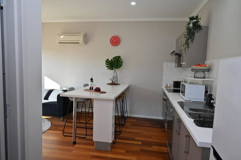 Mawson Red - Free Pool Access -Onsite Parking-Netflix-5 Mins To Mawson Interchange - Accommodation Rockhampton 2