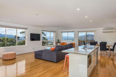 Mayhill Views Space And Style - Accommodation Rockhampton 1