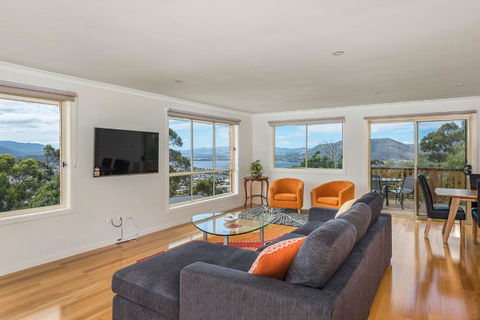 Mayhill Views Space And Style - Accommodation Rockhampton 0