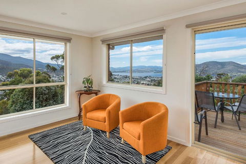 Mayhill Views Space And Style - Accommodation Rockhampton 2