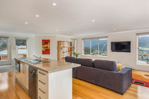 Mayhill Views Space And Style - Accommodation Rockhampton 3
