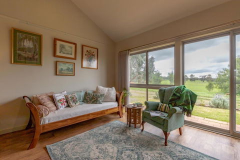 Meander Retreat - The Green Room - Accommodation Rockhampton 2