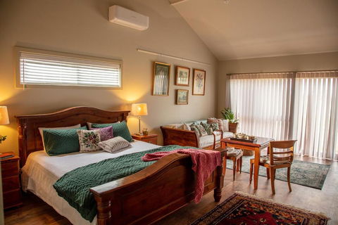 Meander Retreat - The Green Room - Accommodation Rockhampton 0
