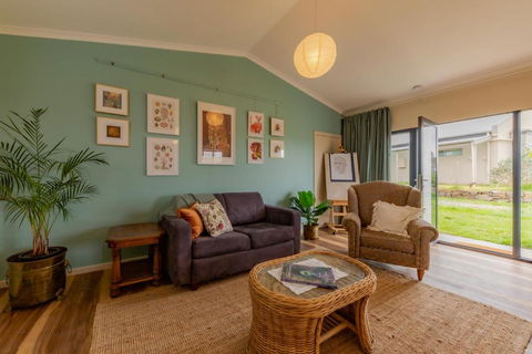 Meander Retreat - Garden Studio - Accommodation Rockhampton 0