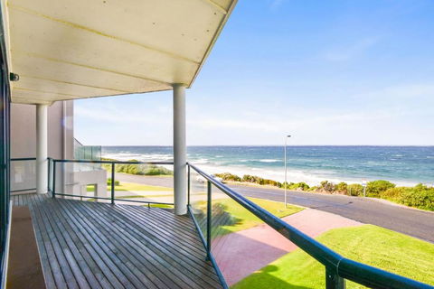 Million Dollar Sea Views - Accommodation Rockhampton 0
