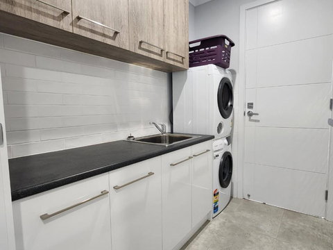 Minutes To The Beach! King Bed With TV, Spa Bath - Accommodation Rockhampton 2