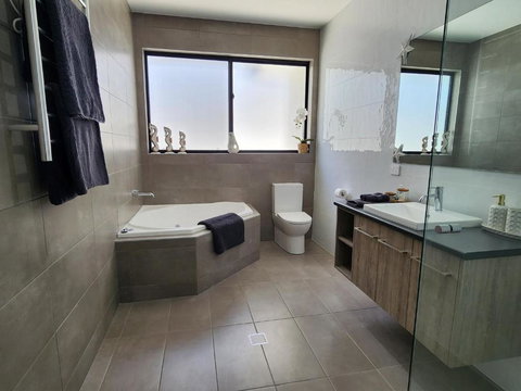 Minutes To The Beach! King Bed With TV, Spa Bath - Accommodation Rockhampton 1