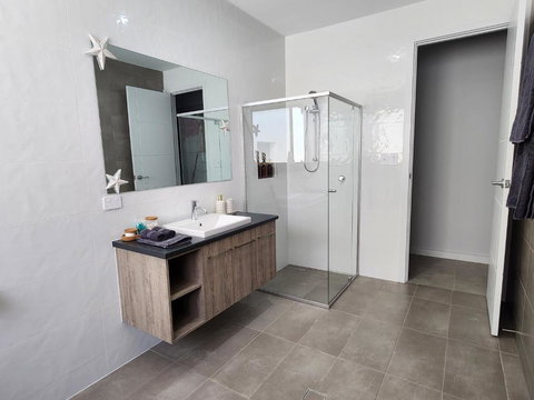 Minutes To The Beach! King Bed With TV, Spa Bath - Accommodation Rockhampton 3