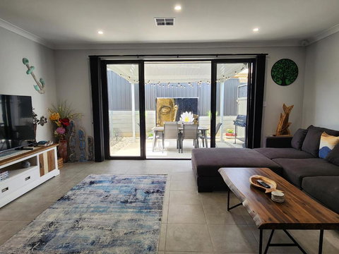 Minutes To The Beach! King Bed With TV, Spa Bath - Accommodation Rockhampton 0
