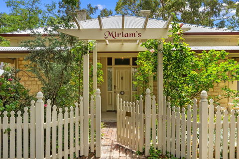 Miriams Cottage - Accommodation Rockhampton 0
