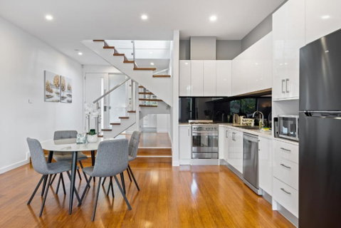 Modern 2-Bed Home In Brunswick With Courtyard - Accommodation Rockhampton 3