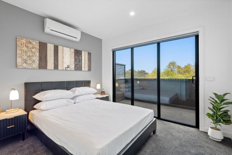 Modern 2-Bed Home In Brunswick With Courtyard - Accommodation Rockhampton 1