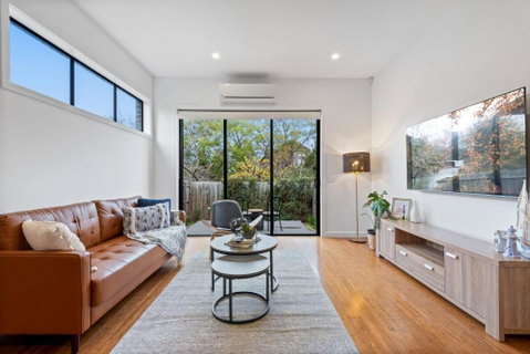 Modern 2-Bed Home In Brunswick With Courtyard - Accommodation Rockhampton 0