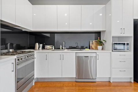 Modern 2-Bed Home In Brunswick With Courtyard - Accommodation Rockhampton 2