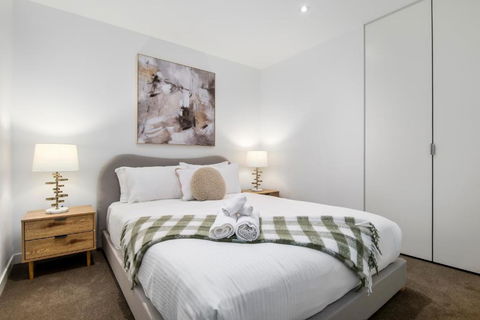 Modern 2BR Apt W City Views, Balcony & Wi-Fi - Accommodation Rockhampton 3