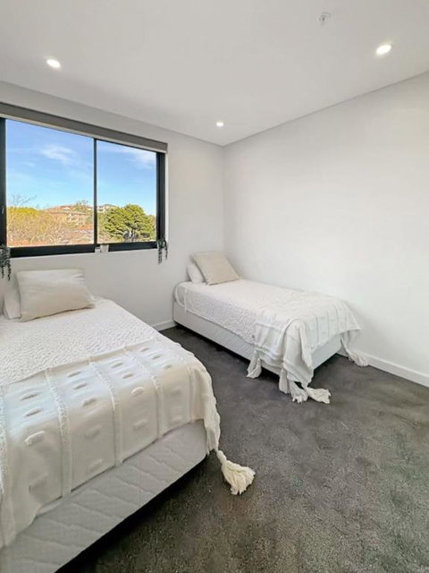 Modern 2BR Suite With Balcony & Parking Near Airport - Accommodation Rockhampton 3