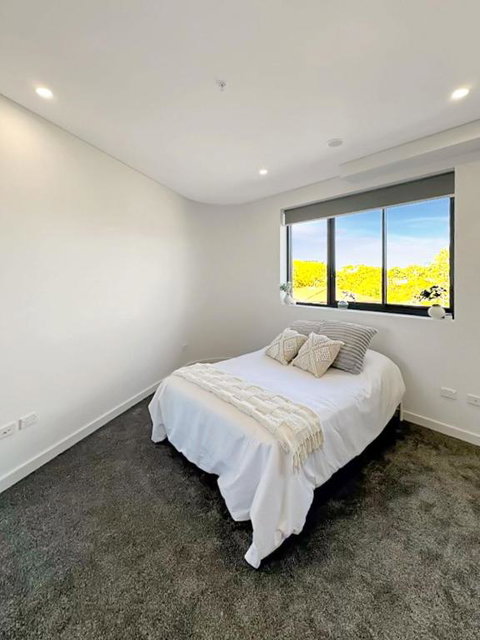 Modern 2BR Suite With Balcony & Parking Near Airport - Accommodation Rockhampton 2