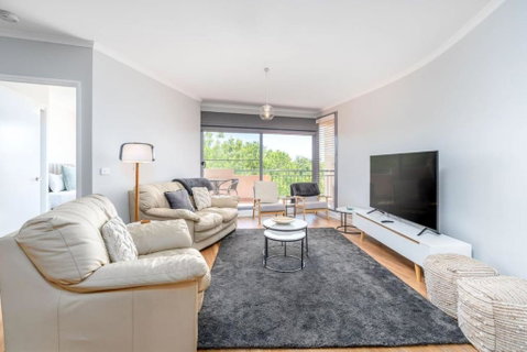 Modern And Homely 2BR Burke Crescent Apartment - Accommodation Rockhampton 0