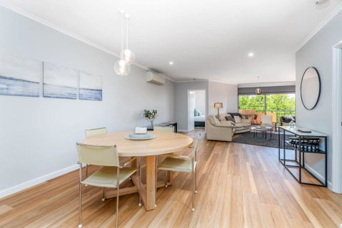 Modern And Homely 2BR Burke Crescent Apartment - Accommodation Rockhampton 1