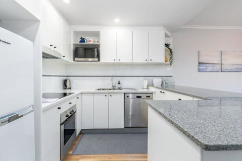 Modern And Homely 2BR Burke Crescent Apartment - Accommodation Rockhampton 3