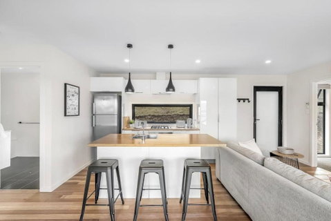 Modern And Scenic Valley Escape - Accommodation Rockhampton 0