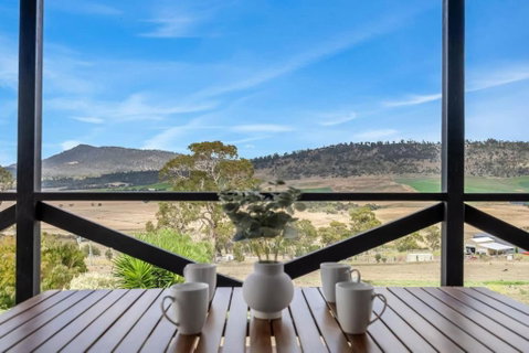 Modern And Scenic Valley Escape - Accommodation Rockhampton 2