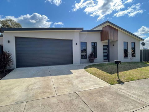 Modern Home Away From Home - Accommodation Rockhampton 0