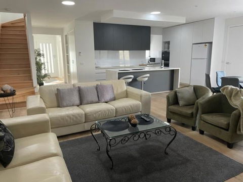 Modern Home, Close To Train, 17k CBD - Accommodation Rockhampton 0