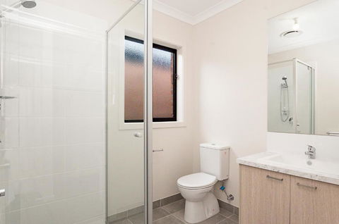 Morview Holiday Homes-Giraffe - Accommodation Rockhampton 3