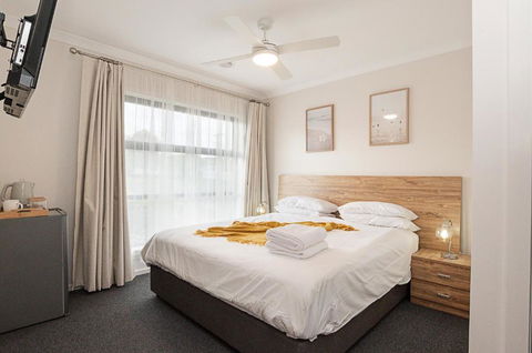 Morview Holiday Homes-Giraffe - Accommodation Rockhampton 1