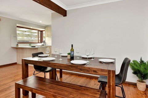 NEW PropertyBreezy Bayside Haven At Brightwaters - Accommodation Rockhampton 3