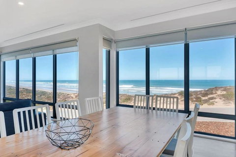 Nauticus - 82 Surfers Parade Middleton - BYO Linen - Accommodation Rockhampton 0