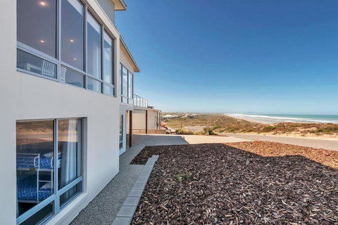 Nauticus - 82 Surfers Parade Middleton - BYO Linen - Accommodation Rockhampton 3