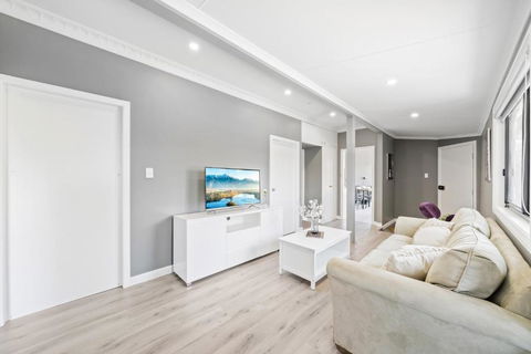 New 2 Bedroom House 500m To Mall With Free Parking - Accommodation Rockhampton 2