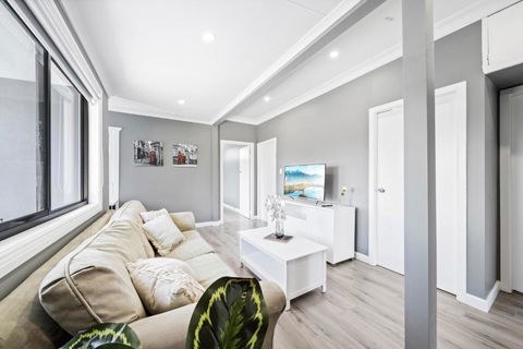New 2 Bedroom House 500m To Mall With Free Parking - Accommodation Rockhampton 1