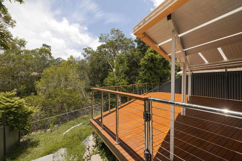 NEW 3BR Serene Creekside Retreat In Helensvale - Accommodation Rockhampton 0